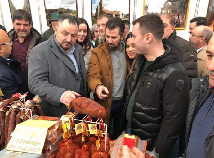El secretario general del PSOECyL, Luis Tudanca, asiste a la Feria de la Cecina de Chivo en Vegacervera (León).