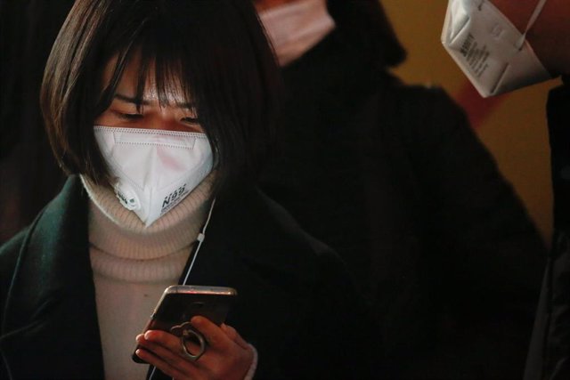 Una mujer con un móvil en China