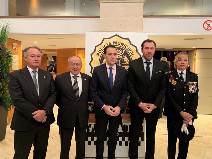 José Antonio Otero, Emilio Álvarez, Conrado Íscar, Óscar Puente y Julia González posan antes del inicio del acto por el Día de la Policía Municipal.