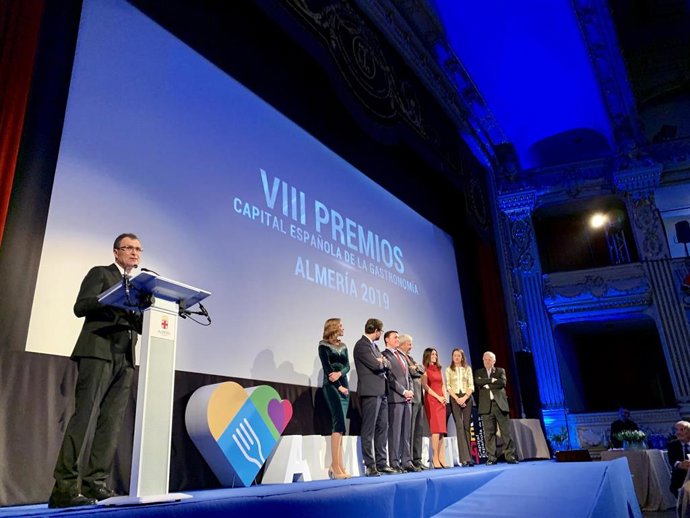 El alcalde de Murcia, José Ballesta, junto a la consejera de Turismo, Juventud y Deportes, María Cristina Sánchez, asistió este sábado a la Gala de los VIII Premios Capital Española de la Gastronomía