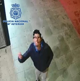El joven detenido tras el incendio de un contenedor de papel.