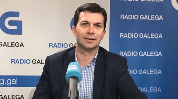 El secretario xeral del PSdeG, Gonzalo Caballero, en una entrevista en la Radio Galega.
