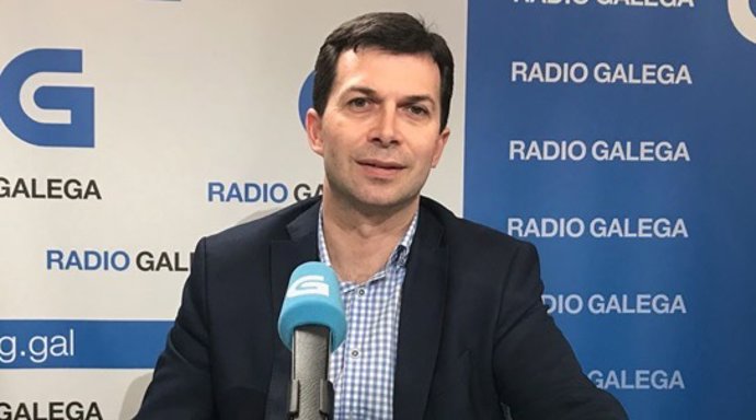 El secretario xeral del PSdeG, Gonzalo Caballero, en una entrevista en la Radio Galega.