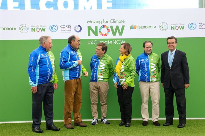 el Alcalde de Madrid, José Luis Martínez Almeida (3i), el presidente de Iberdrola, Ignacio Galán (2i), la alta comisionada en España para la Agenda 2030, Cristina Gallach (3d), y otros asistentes en el acto de bienvenida al equipo Moving for Climate NOW