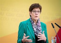 La 'delfín' de Merkel respalda la gran coalición tras el cambio de liderazgo en el SPD