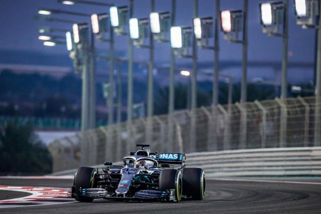 El piloto británico Lewis Hamilton en Yas Marina