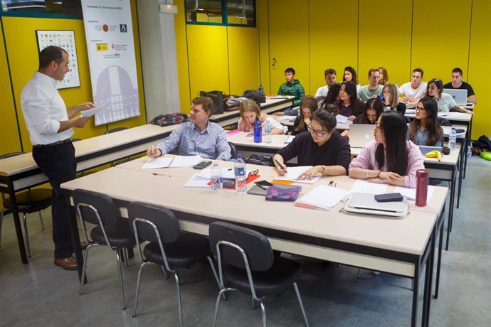 Estudiantes de la UPNA en clase