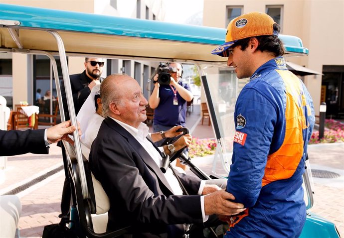 El piloto español Carlos Sainz con el Rey Juan Carlos I en el Gran Premio de Abu Dabi