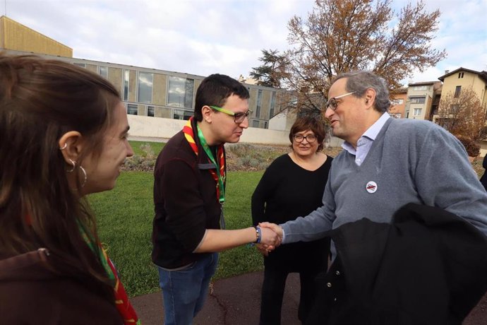 El presidente de la Generalitat, Quim Torra, con jóvenes en la Asamblea general de Minyons Escoltes i Guies de Catalunya