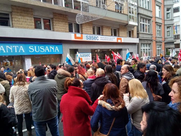 Concentración del sector de supermercados en Asturias, durante las negociaciones para desconvocar la huelga de 2018.
