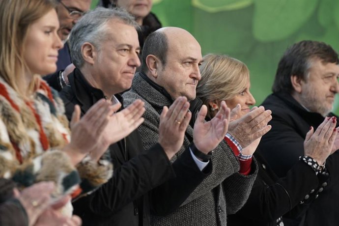 El lehendakari Iñigo Urkullu (2i) y el el presidente del EBB del PNV, Andoni Ortuzar (3i), durante un acto político del EAJ-PNV con motivo del 116 aniversario del fallecimiento de Sabino Arana  en Sukarrieta (Vizcaya) a 24 de noviembre de 2019