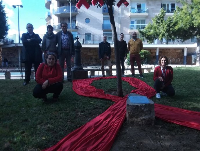 La plataforma 'Taula per la Sida' ha celebrat un acte en record d'els qui han mort pel VIH i quiene actualment pateixen aquesta malaltia.