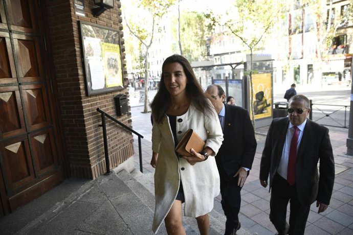 La portavoz de Vox en la Asamblea de Madrid, Rocío Monasterio sube las escaleras de la Iglesia donde se celebra la misa en honor a la patrona de la Guardia Civil  en la Parroquia de Delicias, en Madrid, a 11 de octubre de 2019.