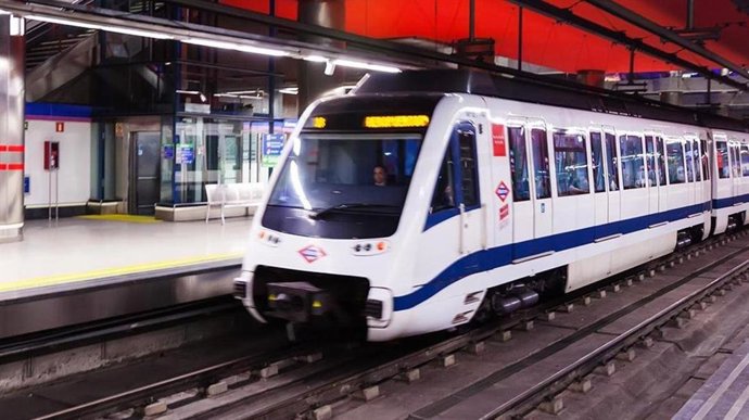 Imagen de recurso de un maquinista en un tren de Metro de Madrid.