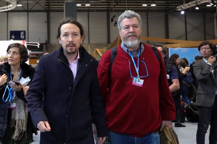 El secretario general de Unidas Podemos, Pablo Iglesias (izq) y el diputado de Unidas Podemos, Juantxo López de Uralde (dech), en la COP25 de Madrid (España), el 2 de diciembre de 2019.