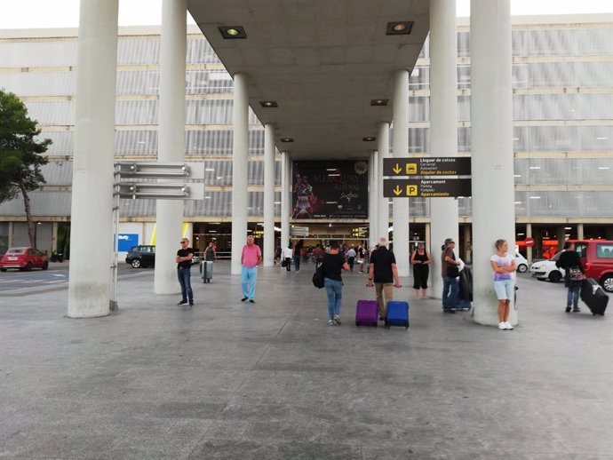 Turistes a la terminal d'arribades de l'Aeroport de Palma.