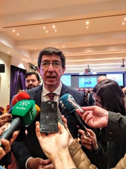 El vicepresidente de la Junta de la Andalucía y consejero de Turismo, Regeneración, Justicia y Administración Local, Juan Marín, atiende a los periodistas.