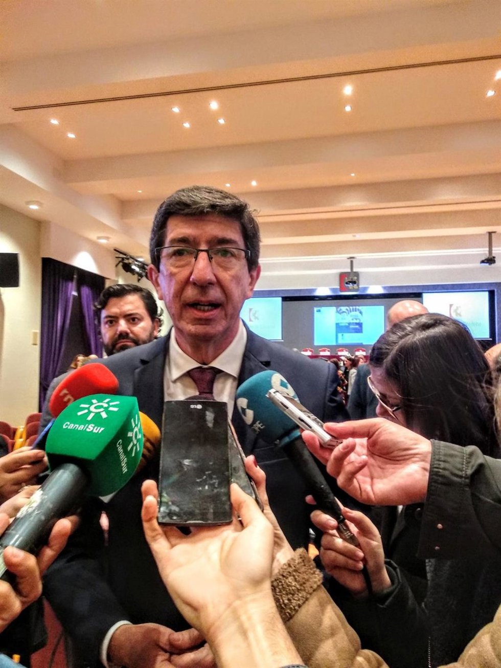 El vicepresidente de la Junta de la Andalucía y consejero de Turismo, Regeneración, Justicia y Administración Local, Juan Marín, atiende a los periodistas.