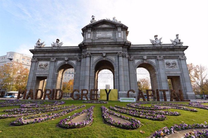 Acción de Greenpeace en la Puerta de Alcalá con motivo de la COP25