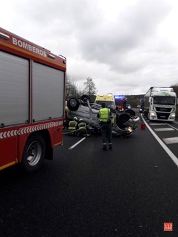 Furgoneta volcada en accidente A-8