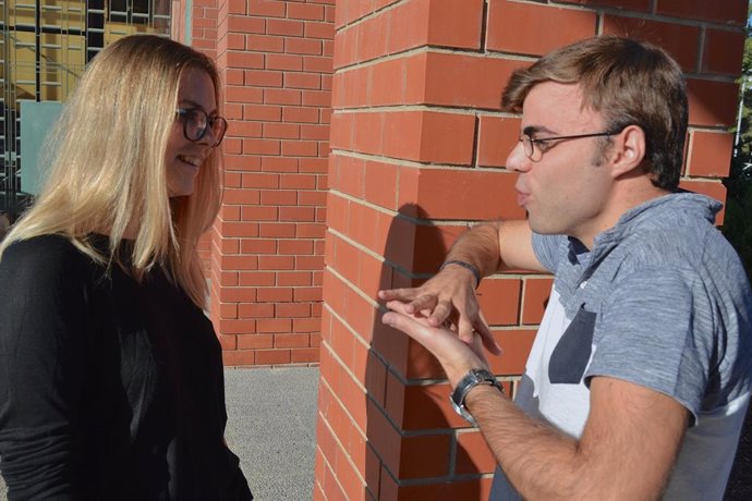 Alumno de universidad utiliza el lenguaje de signos  