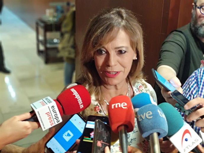La portavoz de IU en la Junta, Ángela Vallina, atiende a los medios tras el pleno de elección del presidente.
