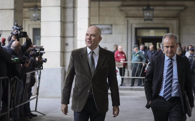 El ex-presidente de la Junta de Andalucía, Manuel Chaves (i), llegando al juicio del caso ERE en la Audiencia Provincial de Sevilla, a 19 de noviembre del 2019.
