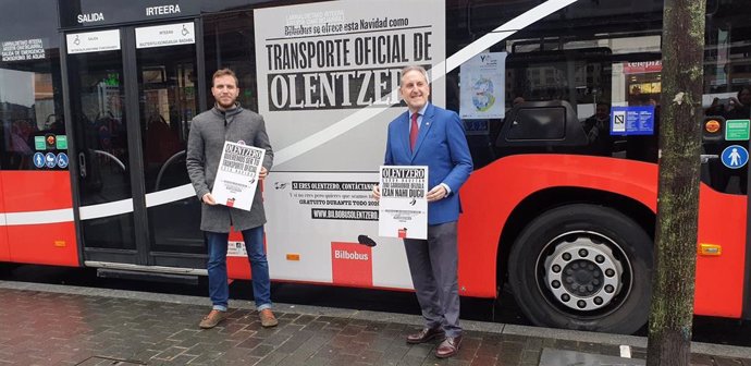El concejal de Movilidad y Sostenibilidad del Ayuntamiento de Bilbao, Alfonso Gil, y el delegado adjunto, Álvaro Perez, en la presentación de la campaña  de Navidad 2019 de Bilbobus.