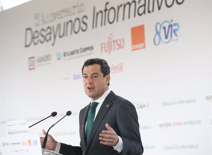 El presidente de la Junta, Juanma Moreno, durante su intervención en el quinto aniversario de los desayunos Informativos de Europa Press Andalucía.