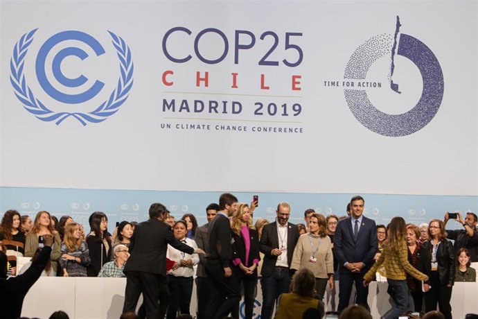 El presidente del Gobierno en funciones, Pedro Sánchez, acompañado de la ministra de Transición Ecológica en funciones, Teresa Ribera, visita las instalaciones que acogerán la próxima Cumbre del Clima COP25, en Madrid