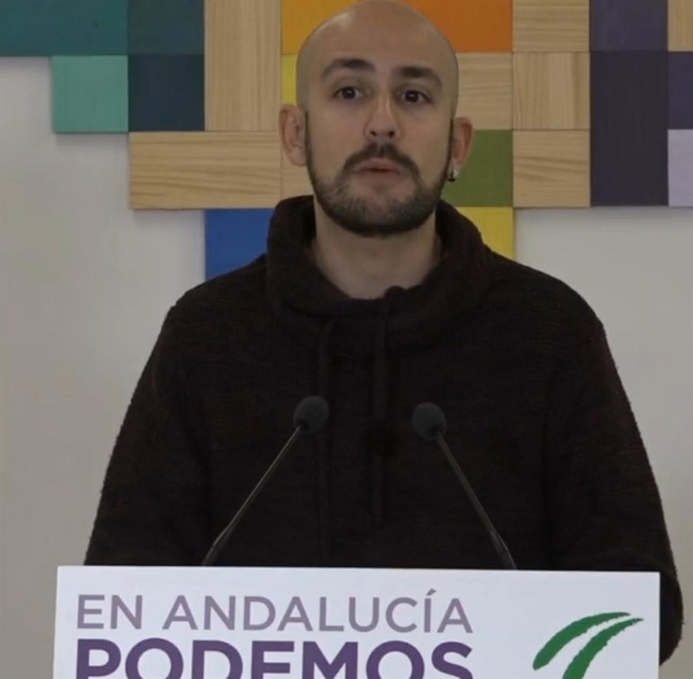 El responsable de la Secretaría Política y de Comunicación de Podemos Andalucía, Pablo Pérez Ganfornina, en rueda de prensa