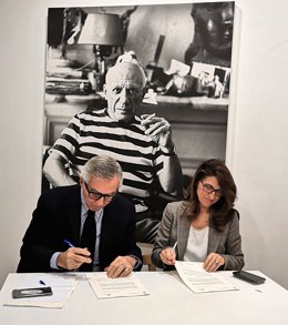Rosa María Márquez Sánchez, directora de Instituciones de la Dirección Territorial de Andalucía Oriental y Murcia en Caixabank, y José Lebrero Stals, director artístico del Museo Picasso Málaga, en la firma del convenio.