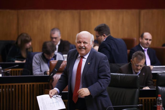 El consejero de Salud y Familias, Jesús Aguirre, en el Parlamento de Andalucía.