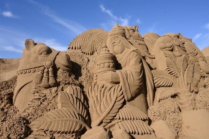 Una de las escenas del Belén de Arena en la playa de Las Canteras, en Las Palmas de Gran Canaria