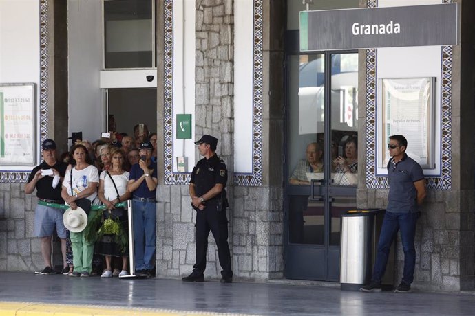 Personas esperan la llegada del AVE a Granada en la inauguración de la nueva línea de Alta Velocidad Madrid-Antequera-Granada. En la Estación de Granada.