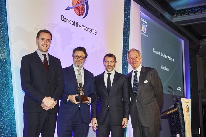 En el centro, el presidente de MoraBanc, Pedro González, y su director general, Lluís Alsina