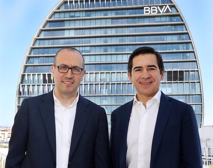 Carlos Torres Vila, presidente de BBVA, y el consejero delegado, Onur Gen, con el nuevo logo de BBVA en el edificio de La Vela, en Madrid.