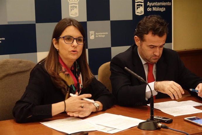 Susana Carillo, portavoz del equipo de gobierno de Málaga y concejala de Nuevas Tecnologías; y el director de Innovación, Emprendedores y Pymes de EOI, Miguel Sánchez Galindo.