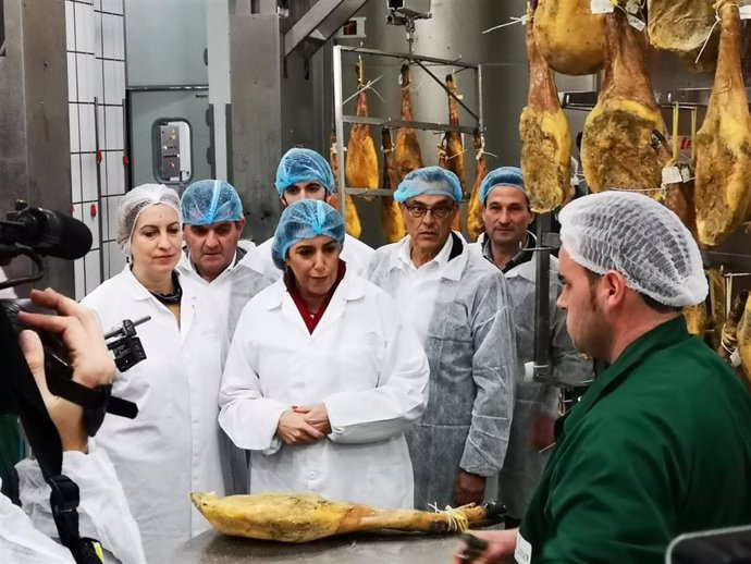 La secretaria general del PSOE de Andalucía, Susana Díaz, visita una empresa en Jabugo (Huelva).