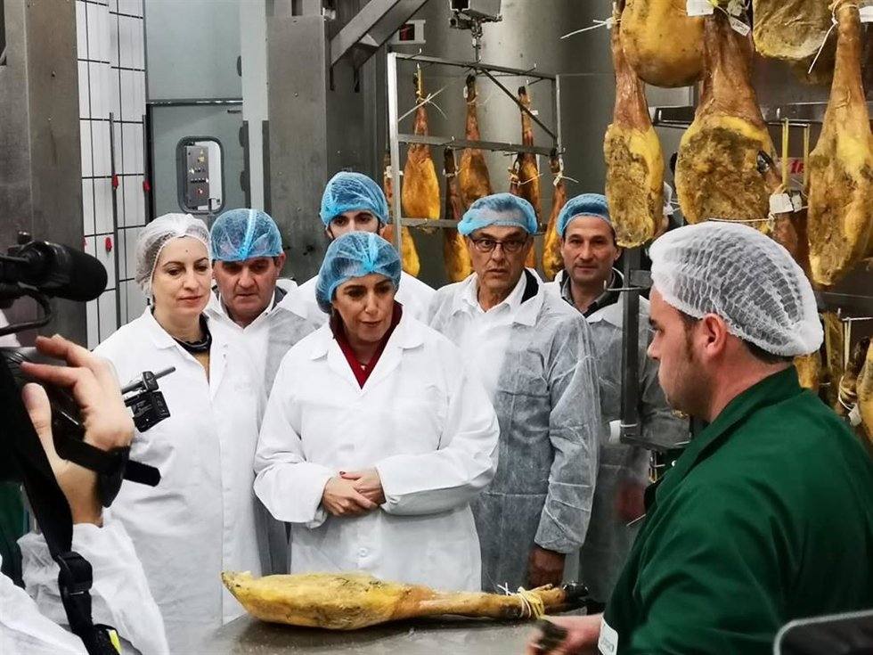 La secretaria general del PSOE de Andalucía, Susana Díaz, visita una empresa en Jabugo (Huelva).