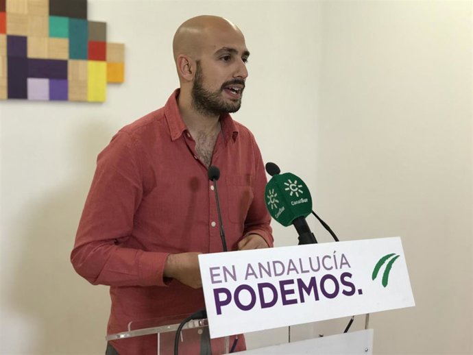 El responsable de la Secretaría Política y de Comunicación de Podemos Andalucía, Pablo Pérez Ganfornina, en rueda de prensa este lunes