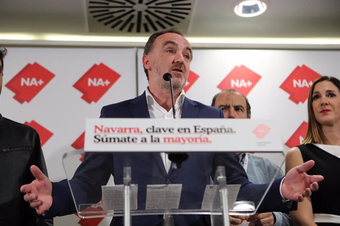  El presidente de UPN y portavoz parlamentario de Navarra Suma, Javier Esparza (en el atril)