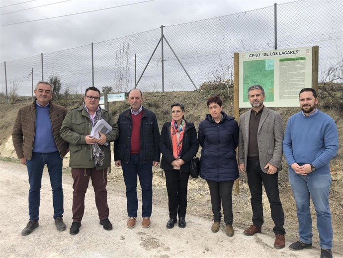 Sánchez (según por la dcha.) en la recepción de las obras en el camino provincial CP-83