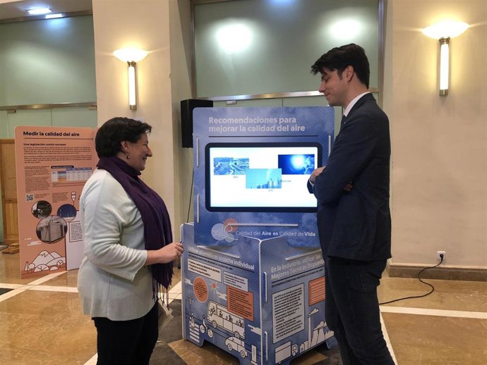 La directora General de Cambio Climático del Gobierno de Aragón, Marta de Santos, y el Comisionado para la Agebnda 2030, Fermín Serrano