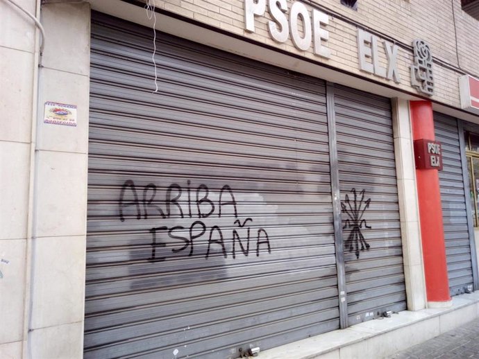 Sede del partido socialista con pintadas.