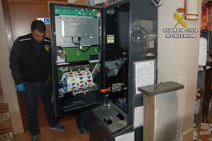 Las actuaciones del grupo criminal consistían en el destrozo de máquinas recreativas de establecimientos para sustraer su recaudación