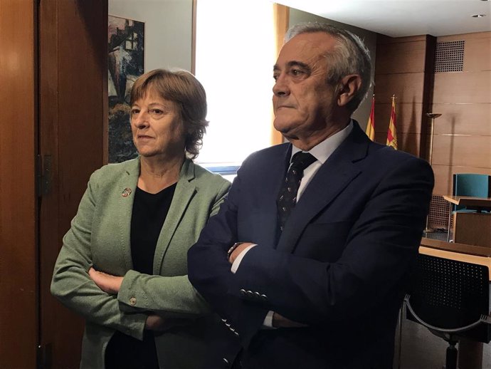 La presidenta de UNICEF de Aragón, Pilar de la Vega, y el presidente de las Cortes de Aragón, Javier Sada