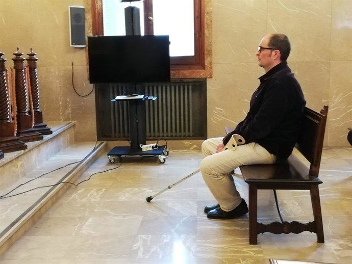L'acusat pel crim de Sencelles, assegut en la banqueta de l'Audincia l'últim dia del judici.