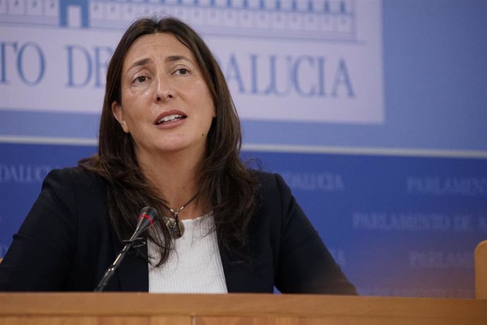 La secretaria general del PP-A, Loles López,en rueda de prensa en el Parlamento andaluz.