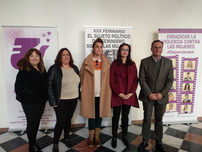 Cañete (segunda por la dcha.), en la inauguración de la muestra